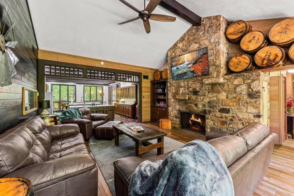 Bourbon Hollow Lodge With Hot Tub And Pool Plus Game Room Only 5 Min To Downtown Gatlinburg Exterior foto